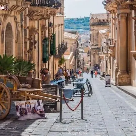Casa Vico Lepre Tatil Evi Noto